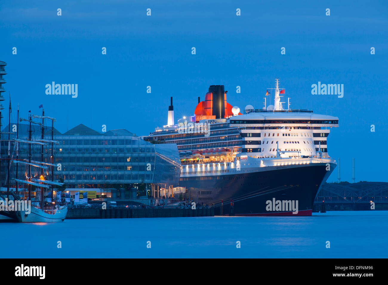 Kreuzfahrtschiff Queen Mary 2 am Hafen in den Abend, Hamburg Cruise Center HafenCity, Hamburg, Deutschland, Europa Stockfoto