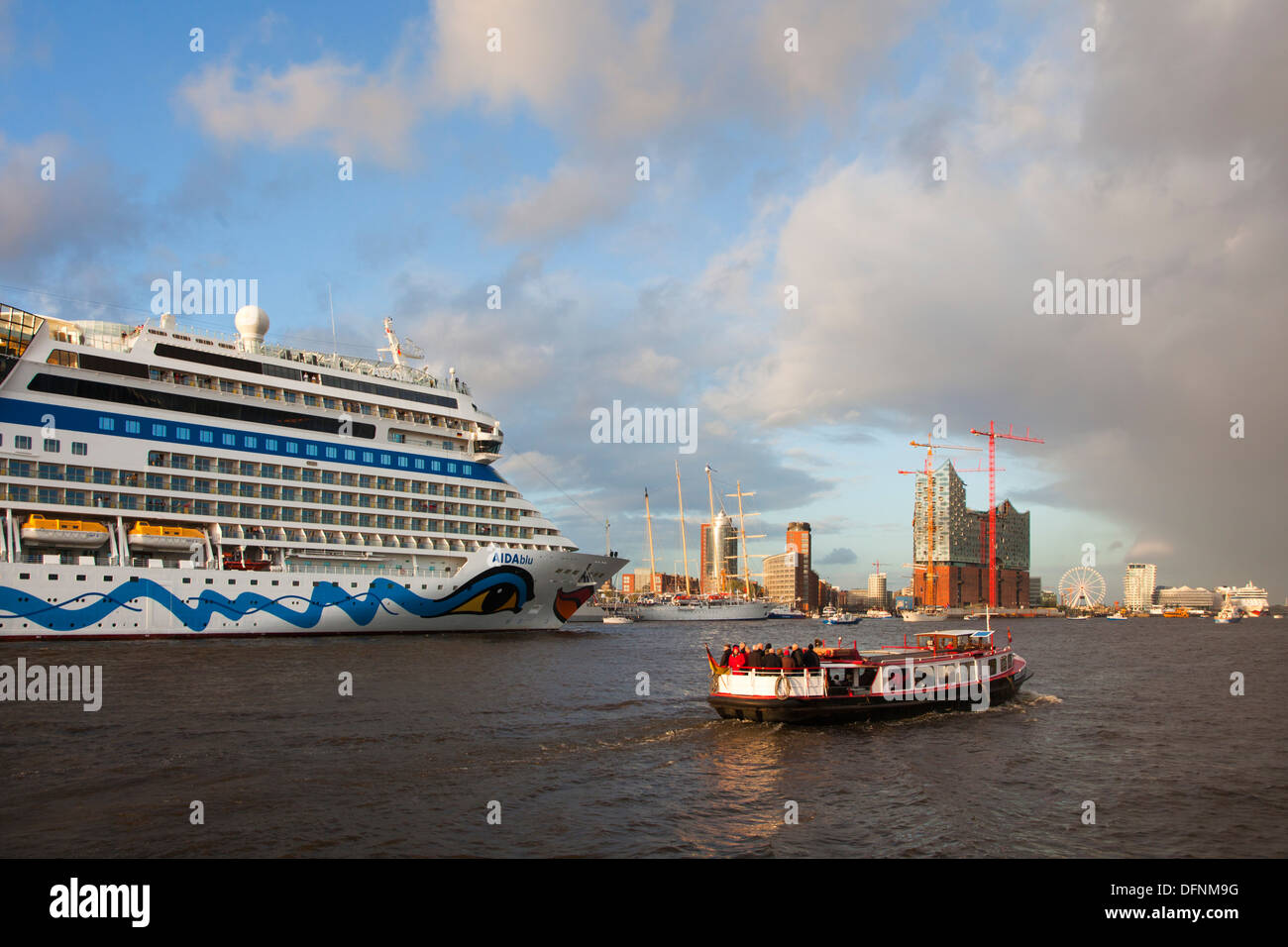 Kreuzfahrtschiff AIDAblu Eingabe Port vor Hafen City und Elbphilharmonie, Hamburg, Deutschland, Europa Stockfoto