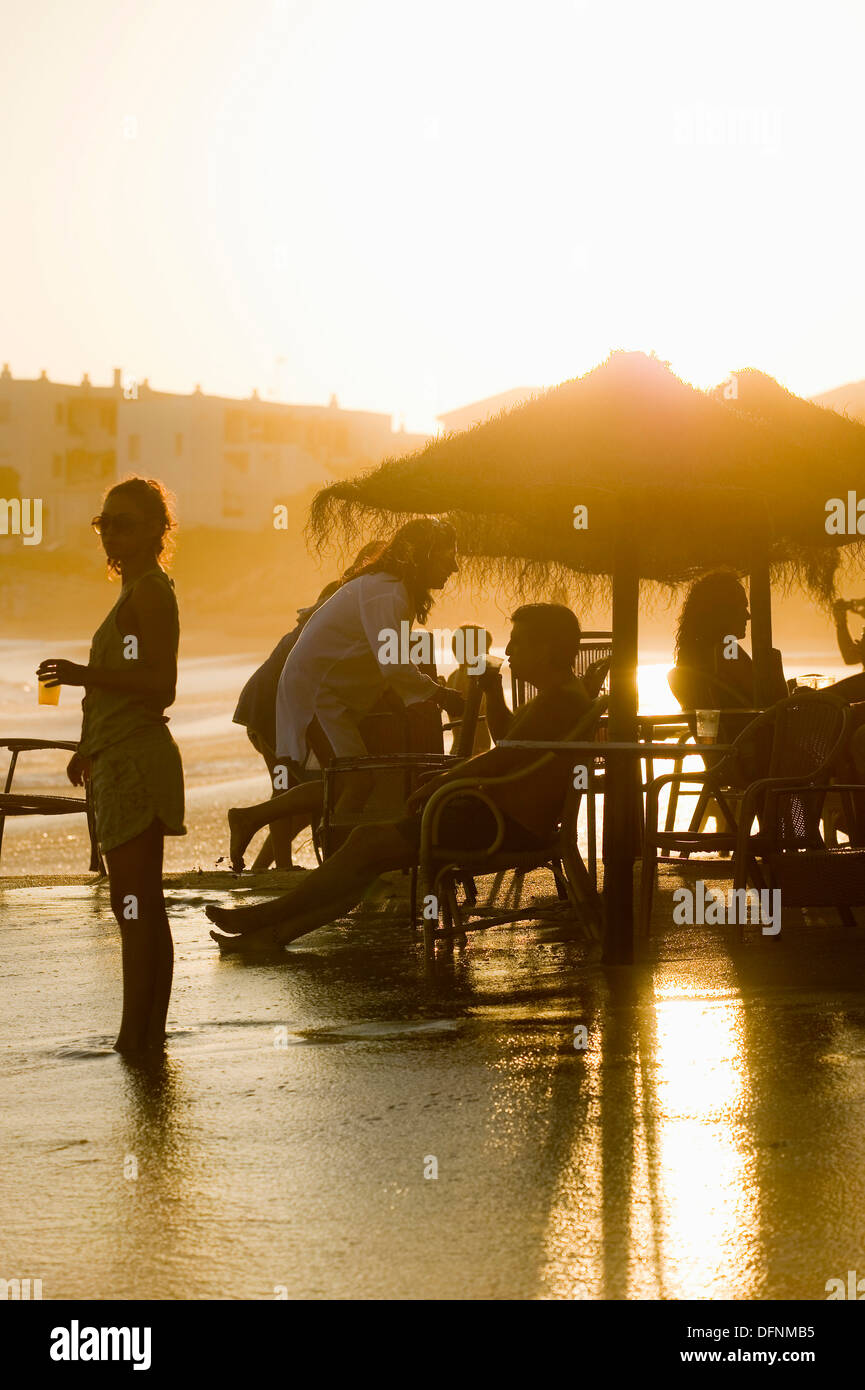 Menschen in einer Strandbar bei Sonnenuntergang Los Canos de Meca, Andalusien, Spanien, Europa Stockfoto