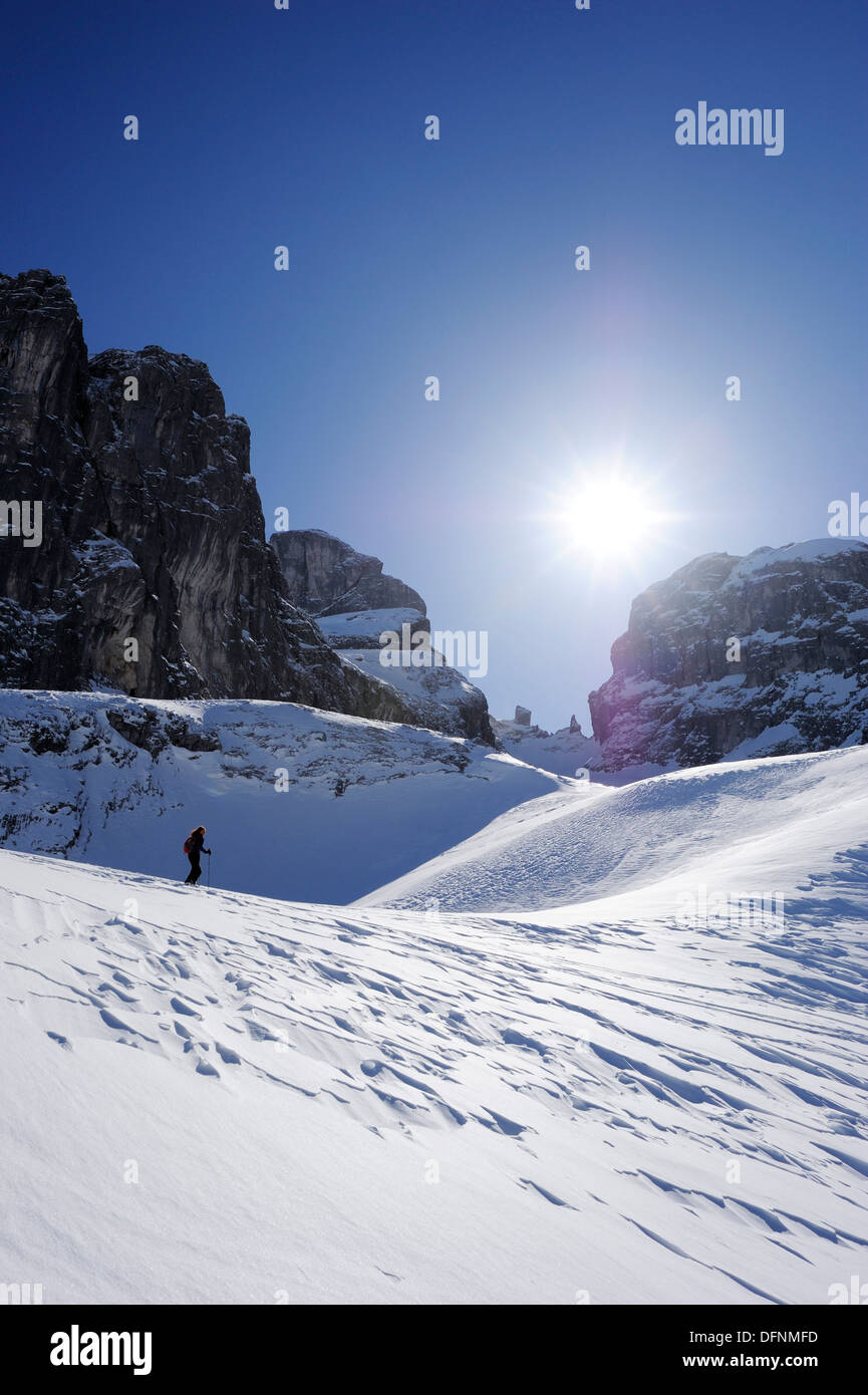Frau Backcountry Skifahren, mit Blick auf die Gamsfreiheit, Grosser Turm und Drusenfluh, Drei Tuerme, Raetikon, Montafon, Vorarlberg Stockfoto