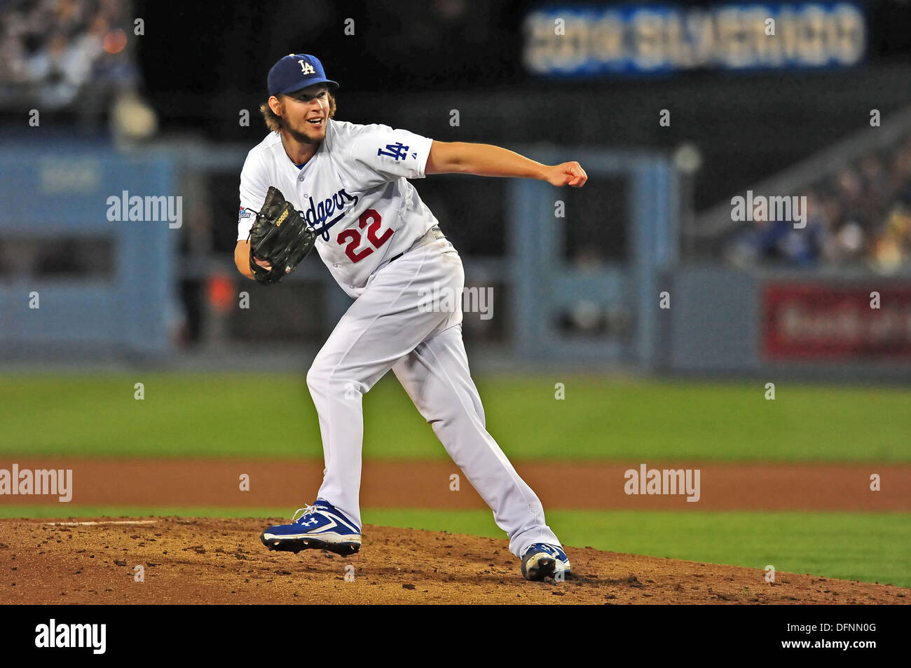 Los Angeles, Kalifornien, USA. 7. Oktober 2013. Los Angeles Schwindler Krug Clayton Kershaw #22 Stellplätze in Spiel vier der NLDS Hauptliga-Baseball-Spiel zwischen den Los Angeles Dodgers und den Atlanta Braves an Dodger Stadium.Louis Lopez/CSM/Alamy Live News ab Stockfoto