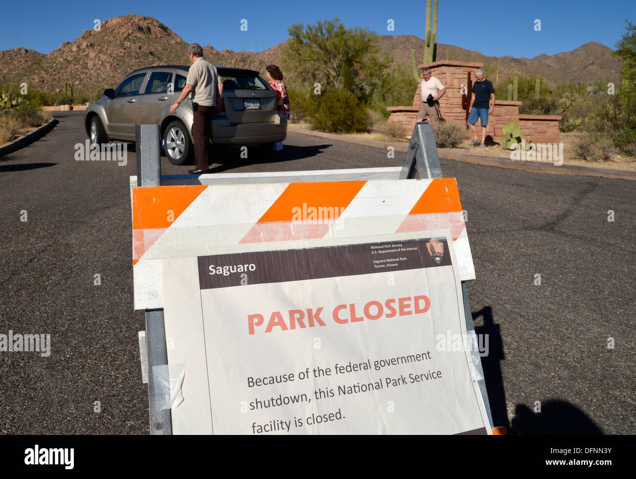 Zeichen im Saguaro National Park, Tucson, Arizona, USA, zeigen, dass der Park während des Stillstands der Bundesregierung geschlossen ist. Stockfoto