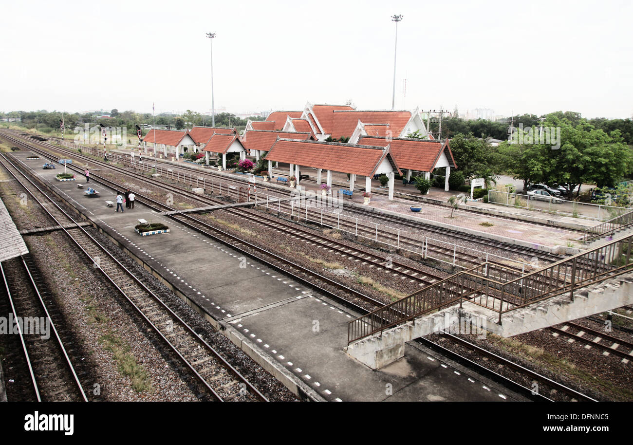 Es ist ein Foto von einem Bahnhof oder Bahnhof in Bangkok in Thailand. Wir sehen eine Fußgängerbrücke über die Plattform Stockfoto