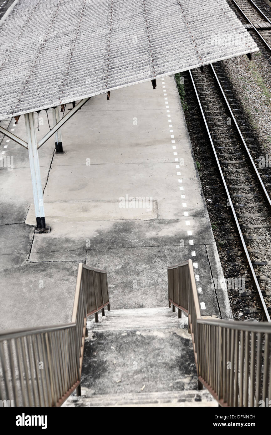 Es ist ein Foto von einem Bahnhof oder Bahnhof in Bangkok in Thailand. Wir sehen eine Fußgängerbrücke über die Plattform Stockfoto