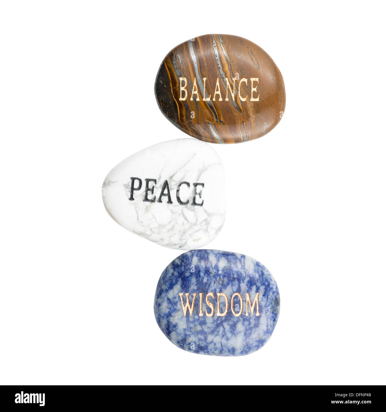 Steine mit den Wörtern Balance (poliertes Tigereisen), Peace (Howlite) und Weisheit (Sodalite). Ausschnitt auf weißem Hintergrund Stockfoto