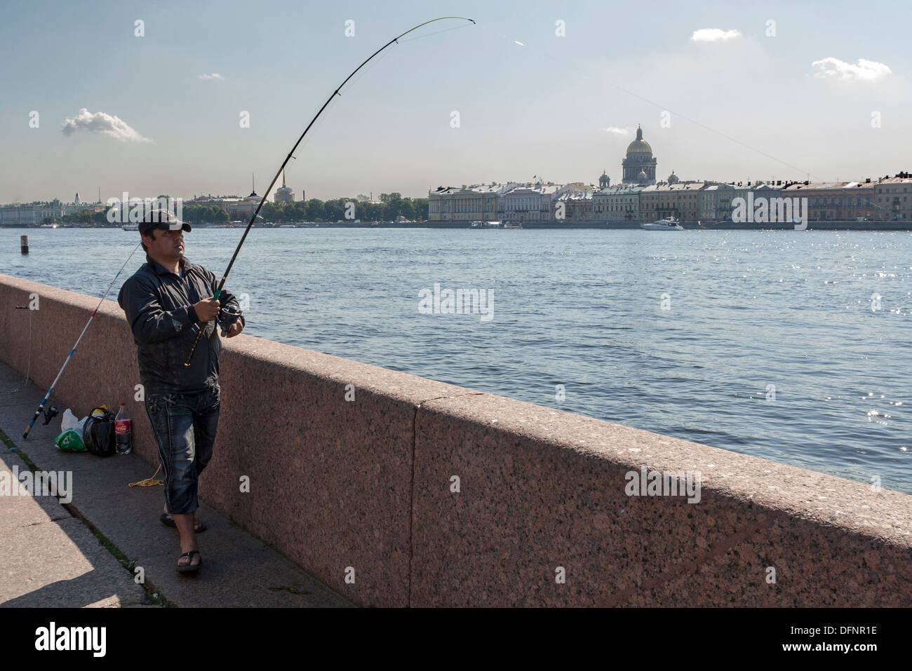 Fischer, Universitätsdamm, Universitetskaya, Fluss Bolshaya Neva, St. Petersburg, mit Blick auf den englischen Kai Stockfoto
