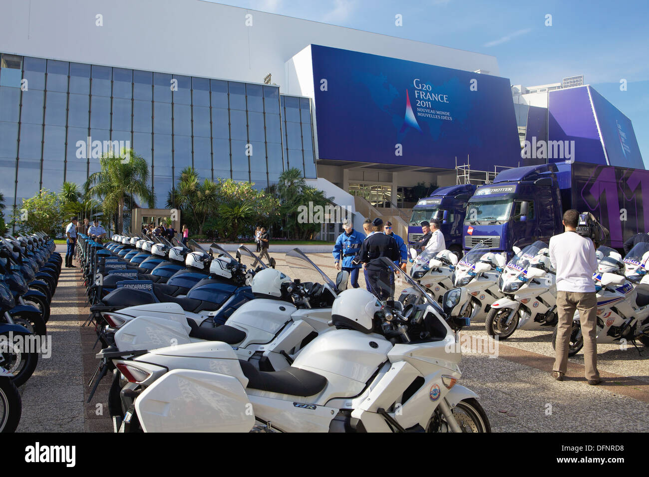 Cannes Palais des Festivals vor dem 2011 G-20-Gipfel mit der Polizei neben dem Eingang geparkt Stockfoto