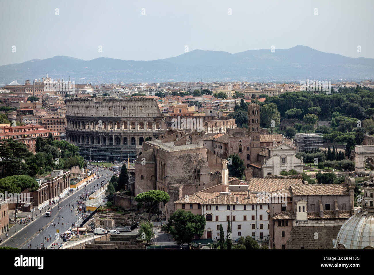 Panoramablick auf das Kolosseum und die Stadtlandschaft von Rom, Italien, an einem sonnigen Tag Stockfoto