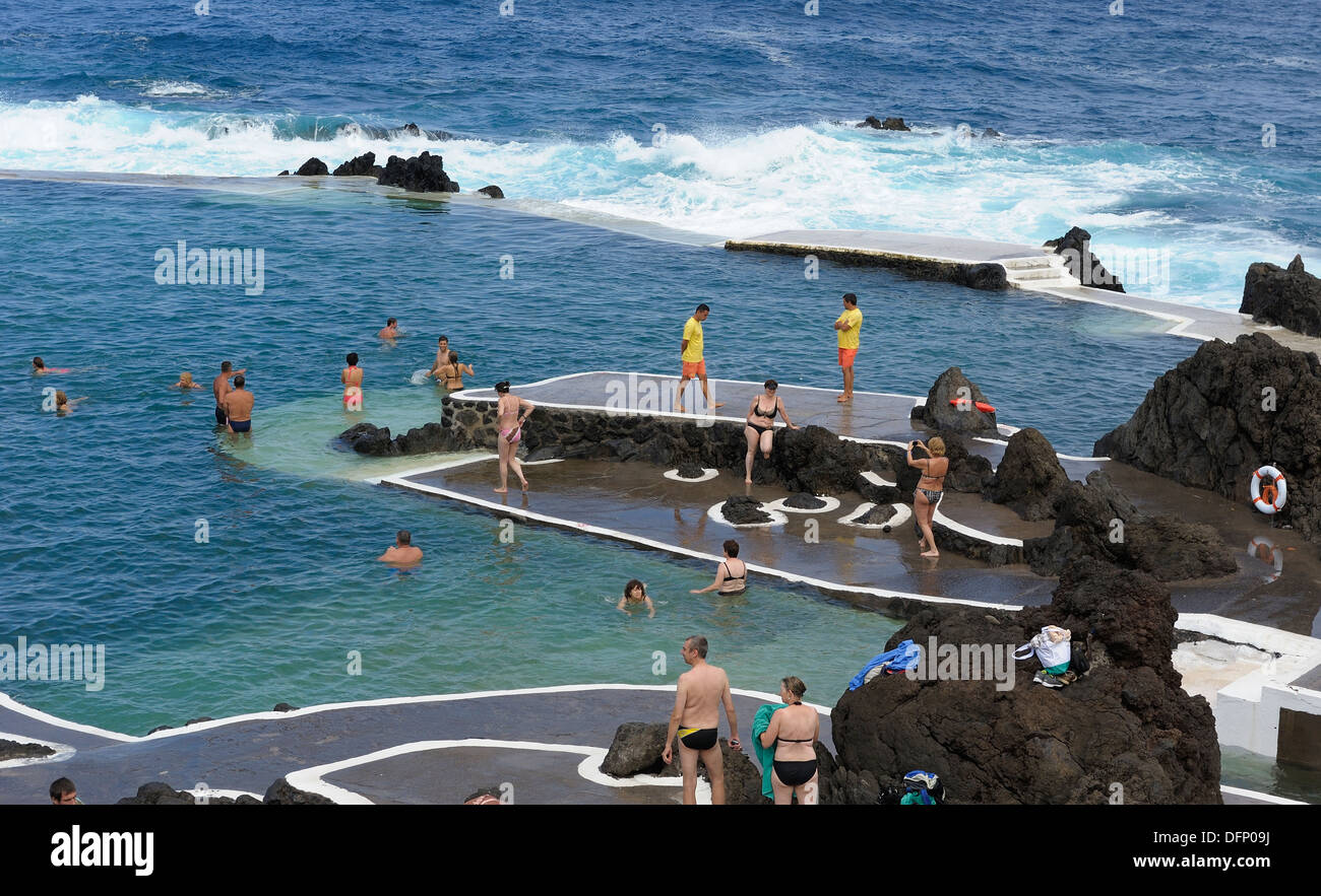 Madeira Portugal. Touristen, Schwimmen und Baden in der Lava-Fels-Pools im Ferienort Porto Moniz Stockfoto