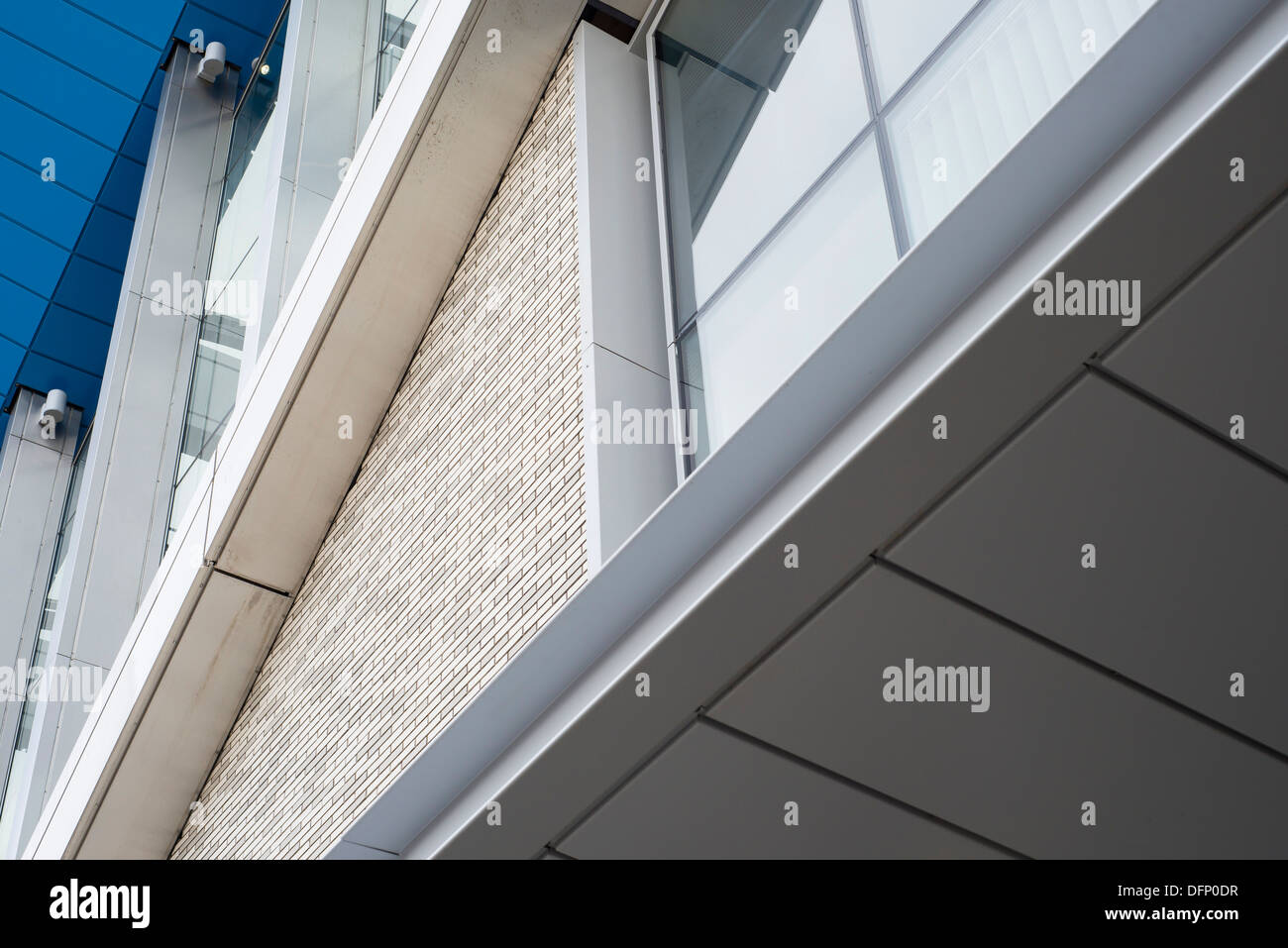 Lesung-Bahnhof, Reading, Vereinigtes Königreich. Architekt: Grimshaw, 2015. Detail der Fassade mit Mauerwerk, Stahlrahmen und panelli Stockfoto