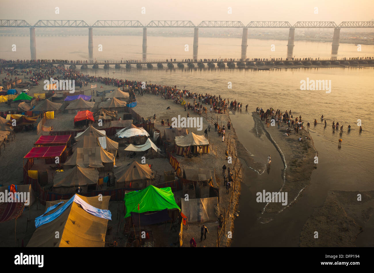 Luftaufnahme von Wohn-Zelten am Ufer des Ganges River bei Maha Kumbh, Allahabad, Uttar Pradesh, Indien Stockfoto