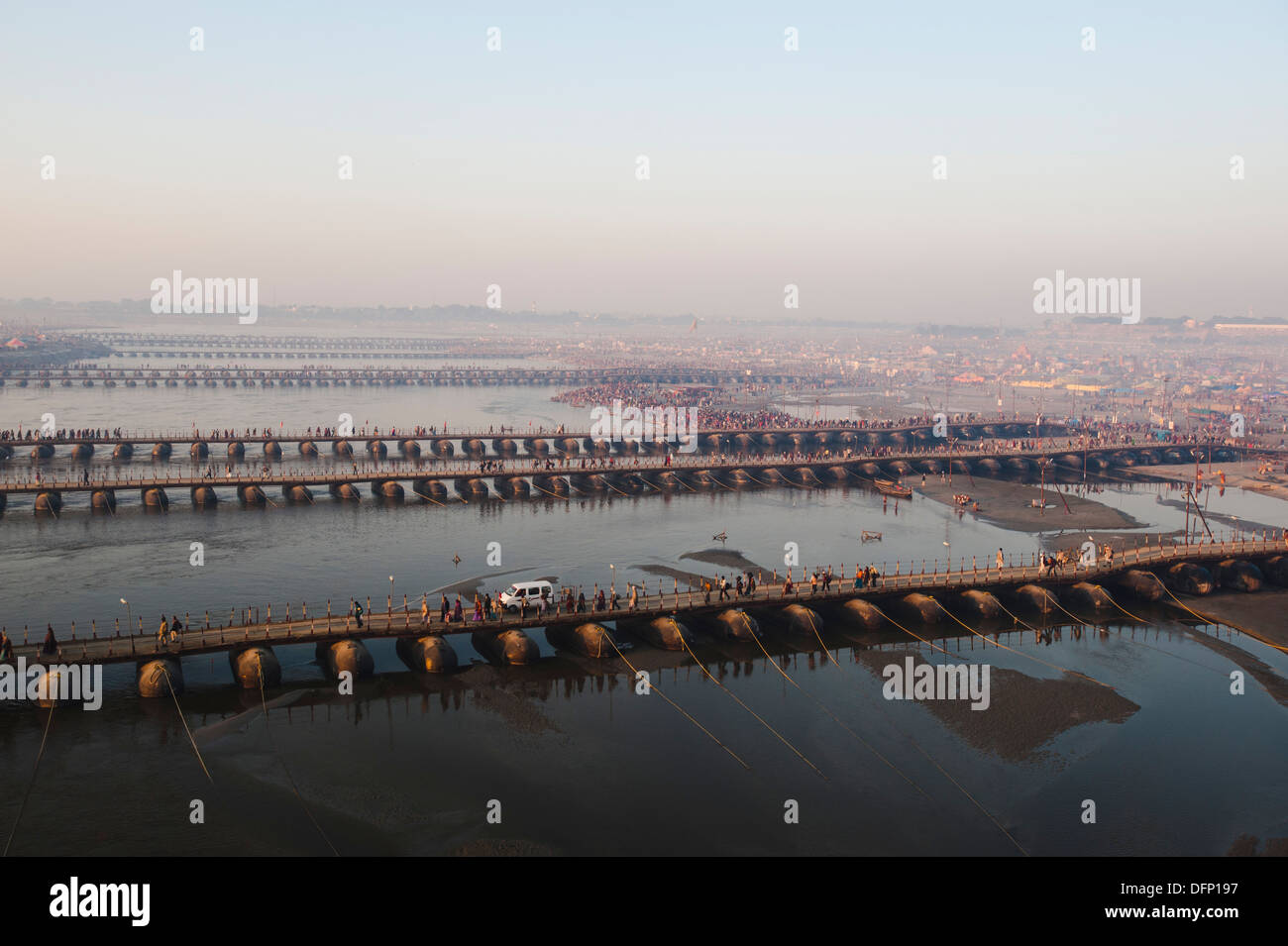 Luftaufnahme von Brücken über einen Fluss, Ganges, Allahabad, Uttar Pradesh, Indien Stockfoto