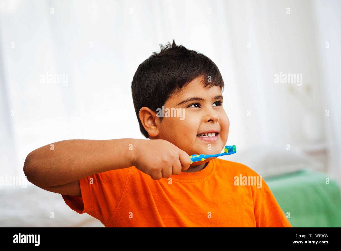Nahaufnahme eines jungen, seine Zähne zu putzen Stockfoto