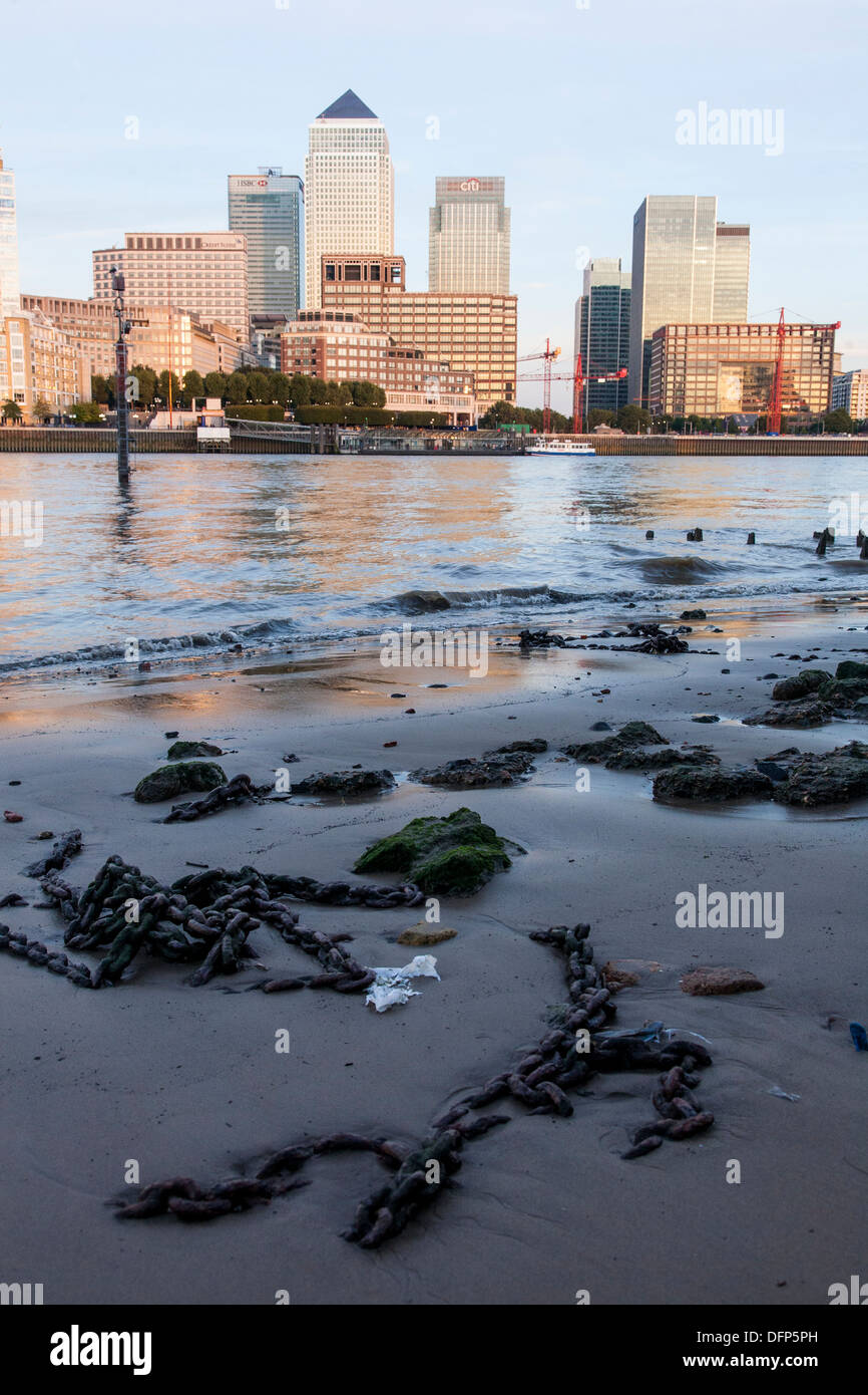 im Hochformat von Canary wharf bei Tageslicht vom gegenüberliegenden Ufer der Themse mit ausrangierten Kette im Sand begraben Stockfoto