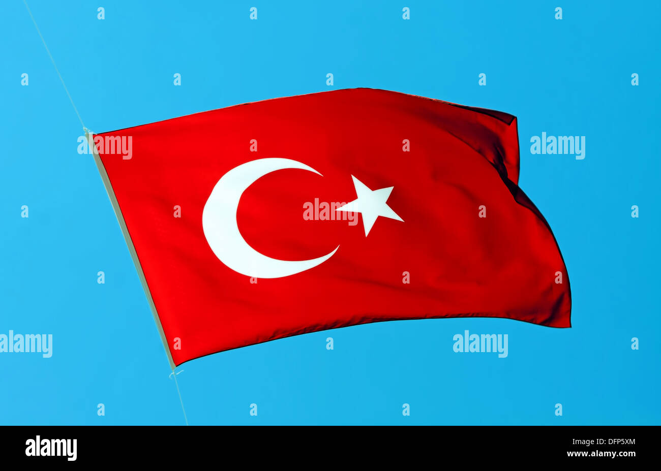 Wehende Flagge der Türkei unter sonnigen blauen Himmel Stockfoto