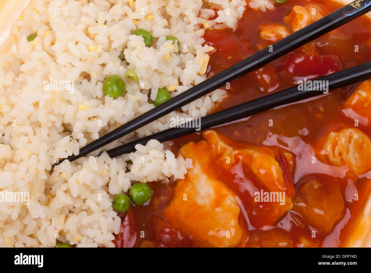 Nahaufnahme Foto der chinesischen süßsaures Hühnchen mit Reis. Stockfoto