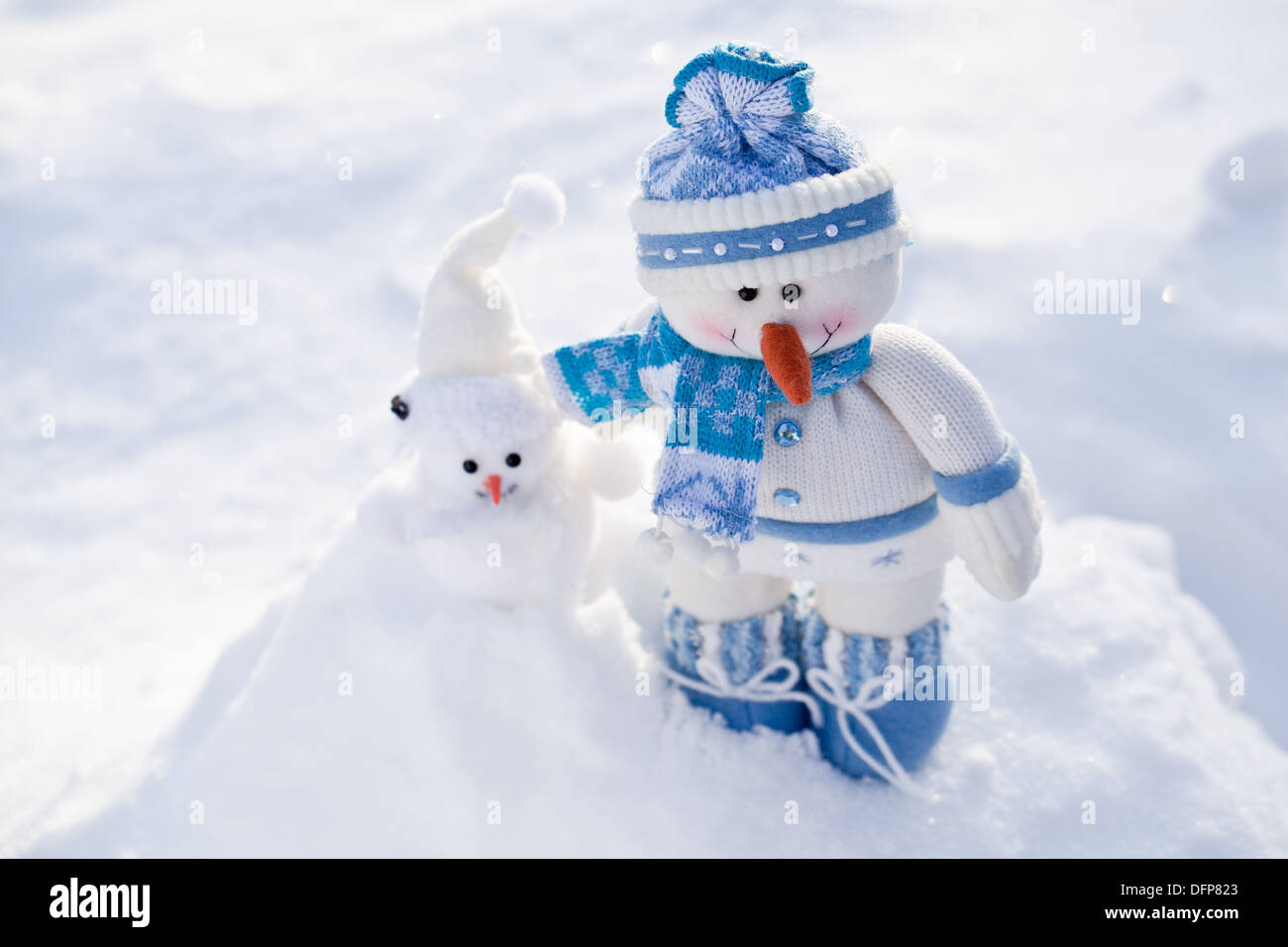 Zwei lustige Schneemänner mit Karotte Nase im Schnee Stockfoto, Bild ...