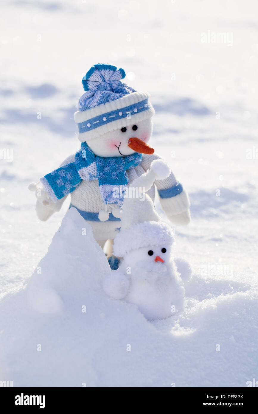 Zwei lustige Schneemänner mit Karotte Nase im Schnee Stockfotografie ...