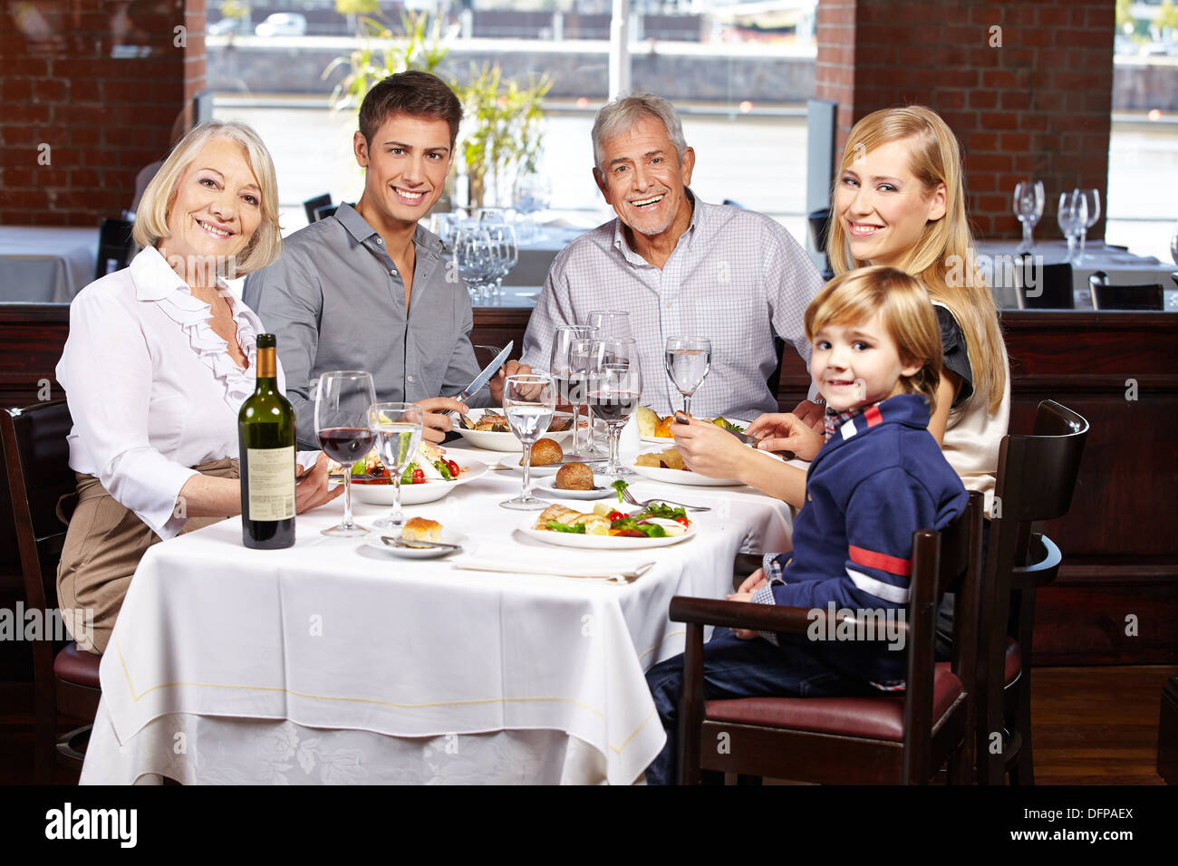 Portrait einer glücklich lächelnde Familie in einem restaurant Stockfoto