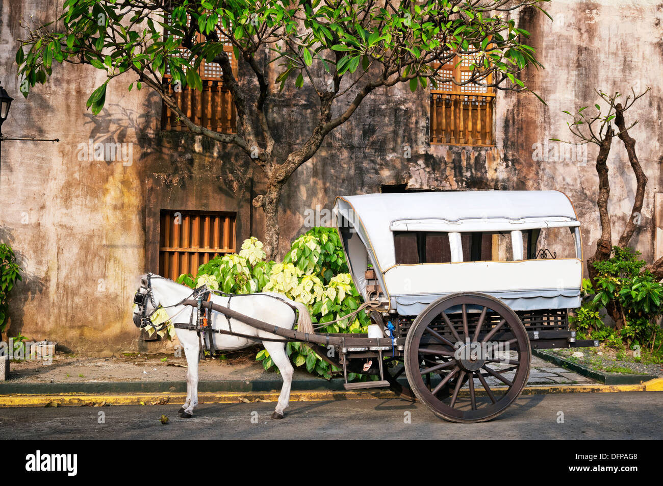 Pferd gezeichnet Kaleschen warten auf Touristen in Intramuros, einem historischen Teil von Manila. Stockfoto