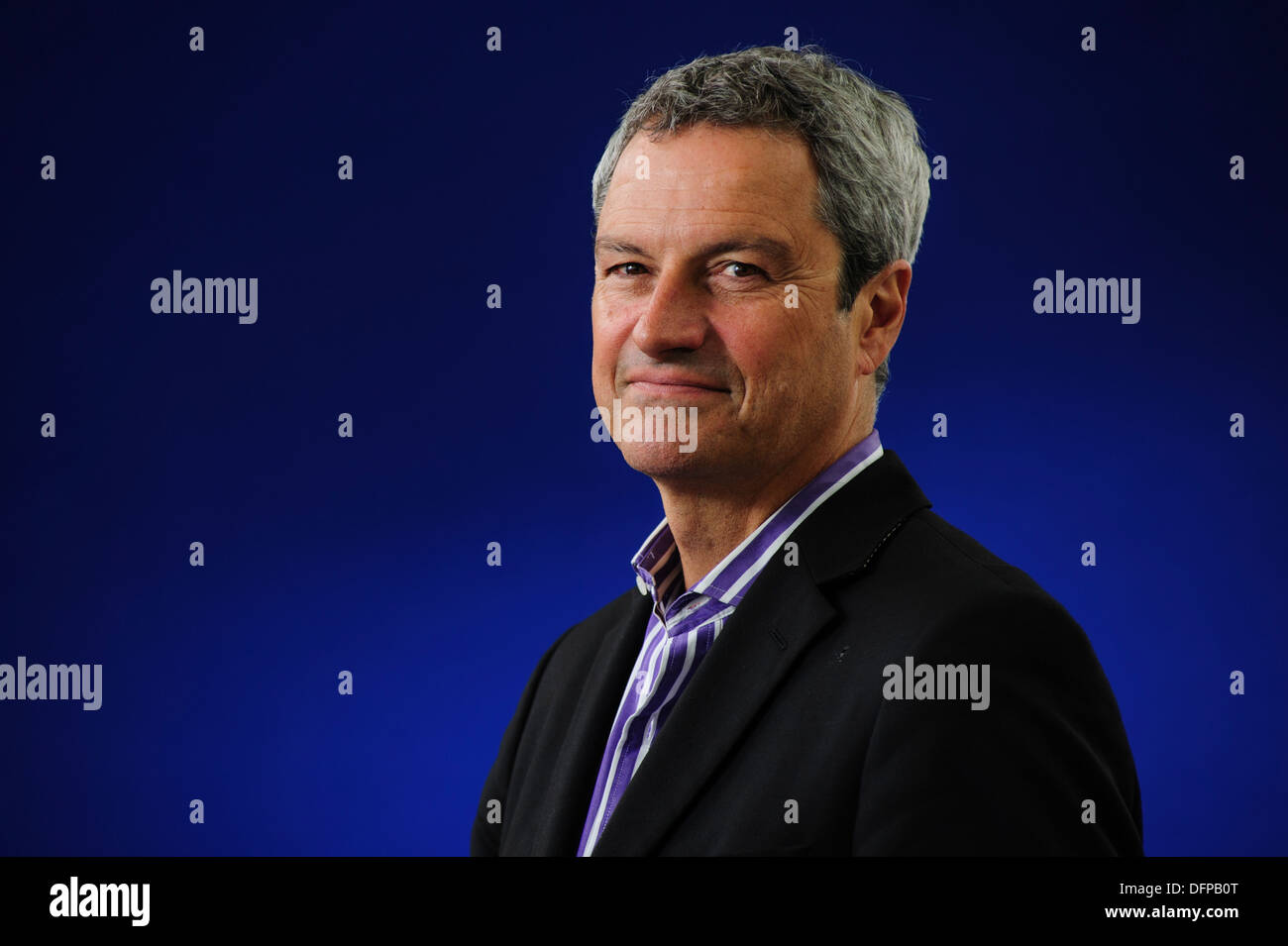 Gavin Esler, britischer Autor und BBC-TV-Moderatorin, am Edinburgh International Book Festival 2013 teilnehmen. Stockfoto