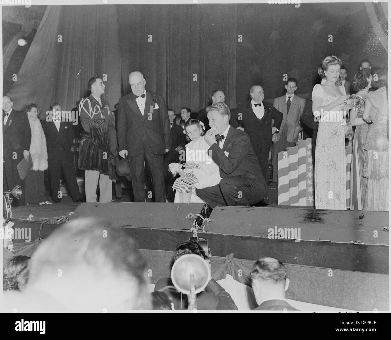 Dieses Foto zeigt die Filmstars Van Johnson und Margaret O'Brien auf dem Roosevelt Birthday Ball und genießt Kuchen während der Feier. Stockfoto