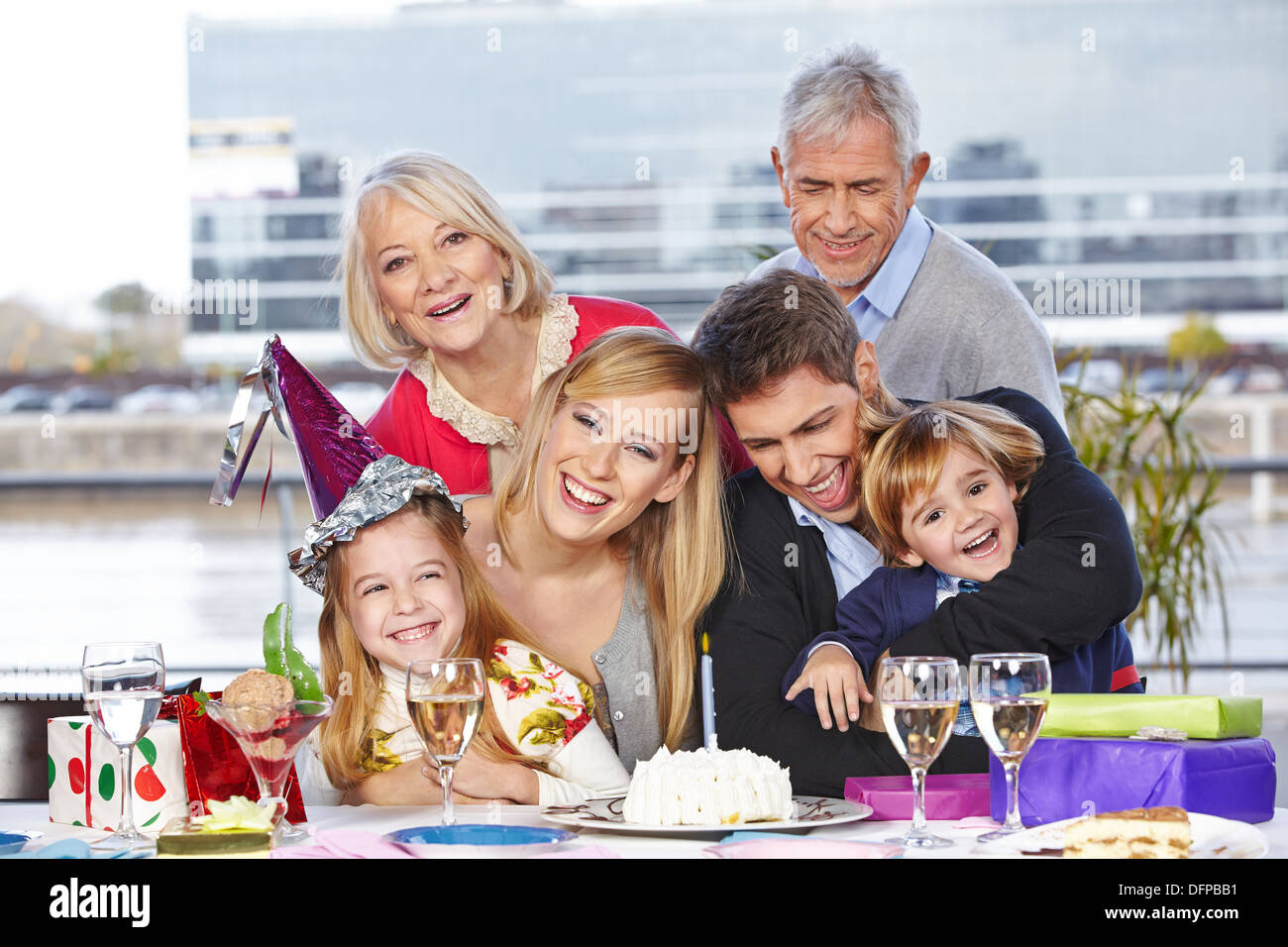 Glückliche Familie, die Spaß am Geburtstag ihrer Tochter Stockfoto