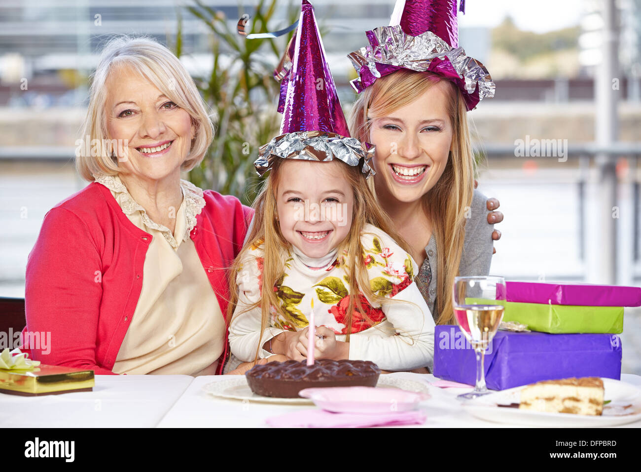 Glückliche Mutter und stolze Großmutter auf Thebirthday Party ihrer Tochter Stockfoto