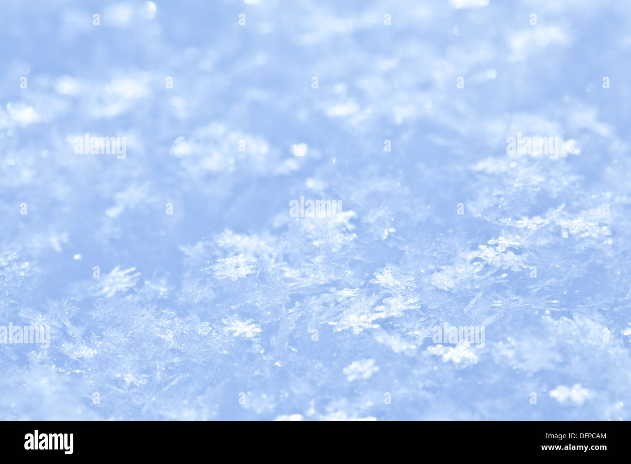 Blau glitzernden Schnee Hintergrund mit weißen kleinen Schneeflocken. Stockfoto