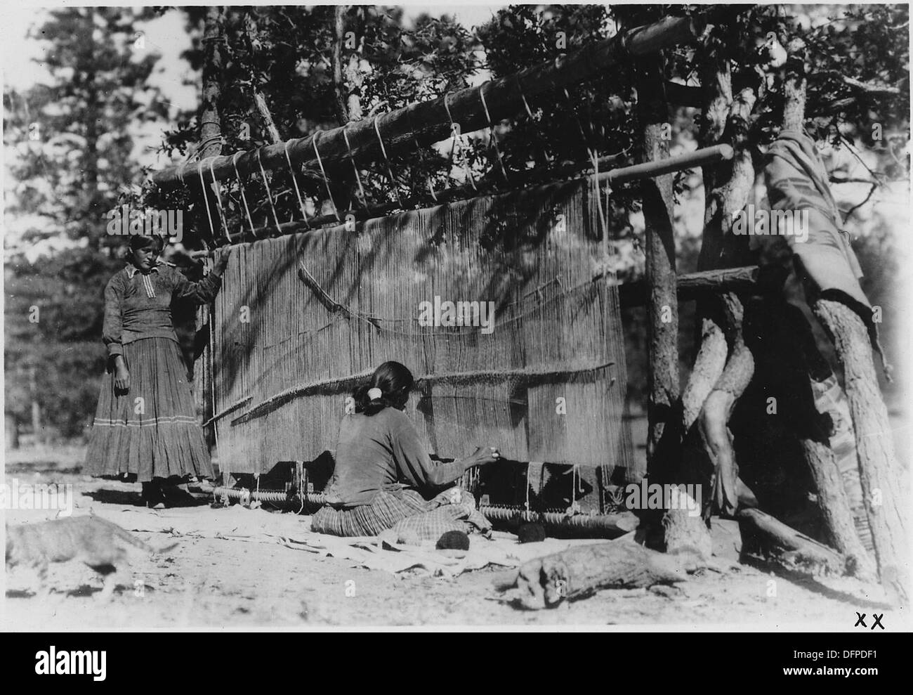 Navajo-Frauen aus dem Bezirk Ganado weben große, komplizierte Teppiche, eine Tradition, die für ihre Kunst und kulturelle Bedeutung in der Handwerkskunst der Ureinwohner bekannt ist. Stockfoto