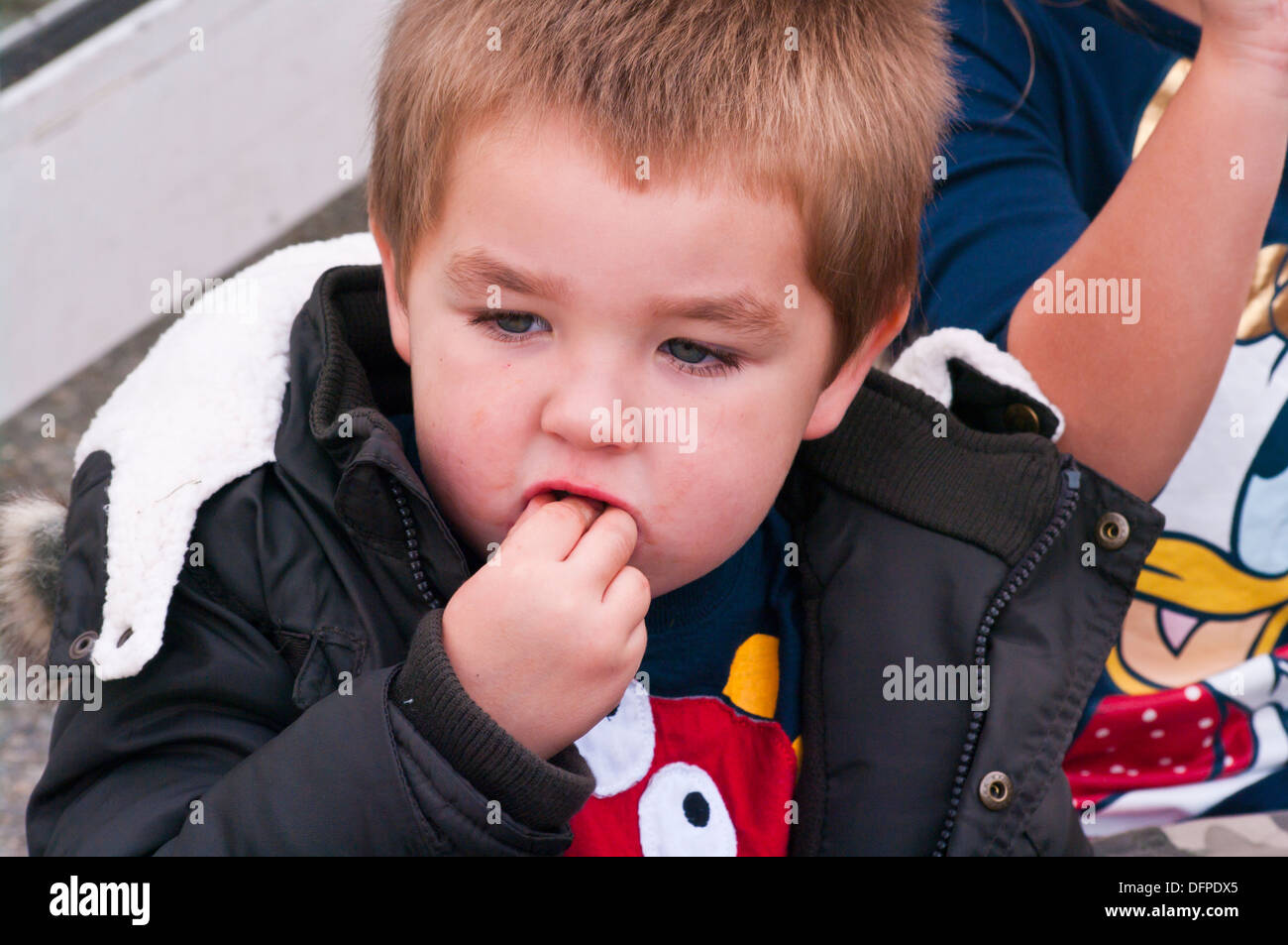 Kleine Jungen essen Süßigkeiten Stockfoto