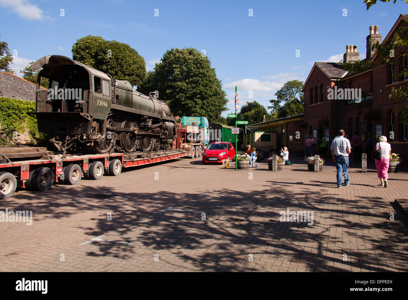 Lok Dampflok auf der Rückseite eines LKW, Alresford Station, Hampshire, England, Vereinigtes Königreich geliefert. Stockfoto