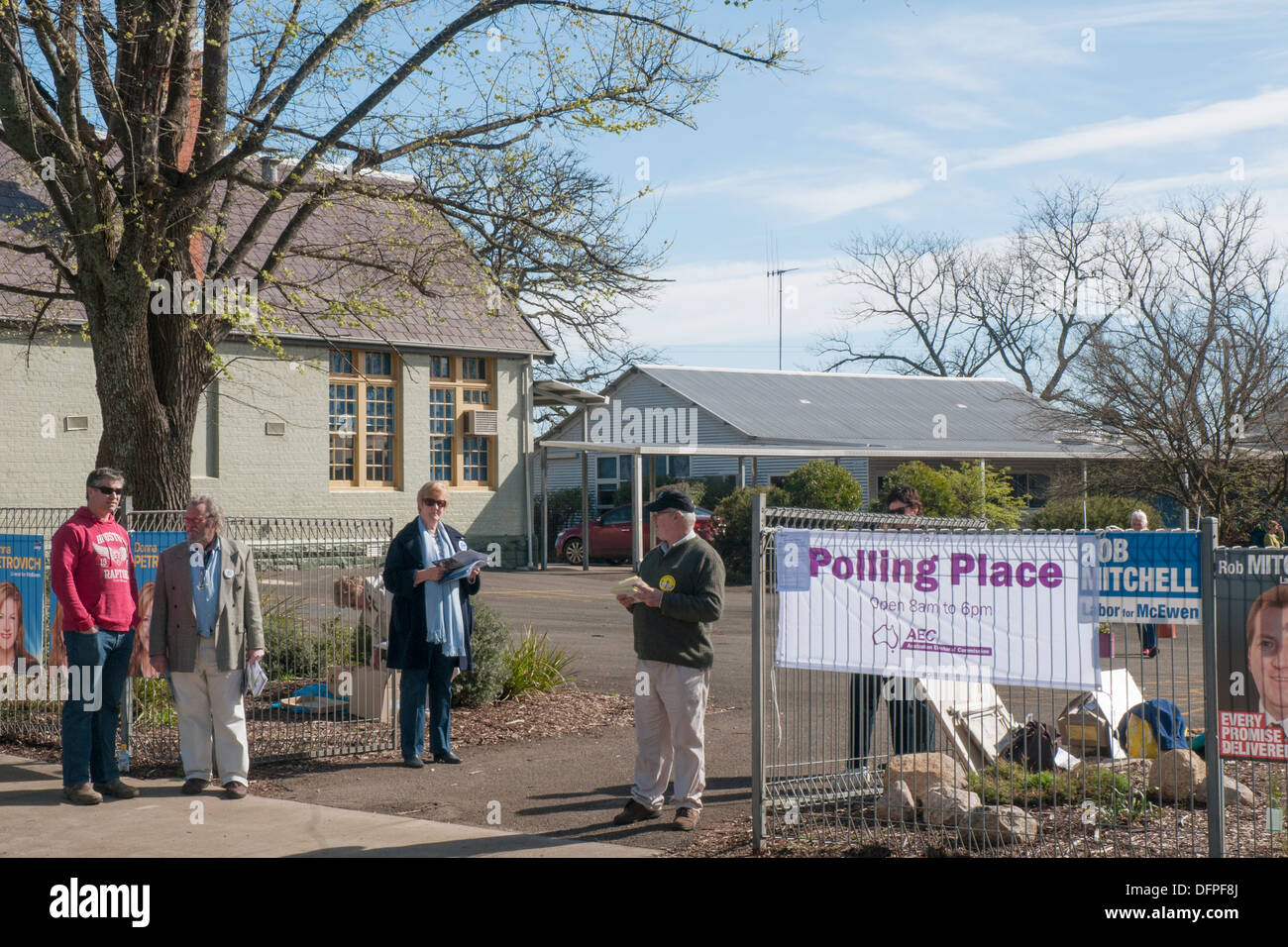 Wahlkabine für die australische Bundestagswahl 2013 eingerichtet, an der Grundschule in Lancefield, Victoria Stockfoto