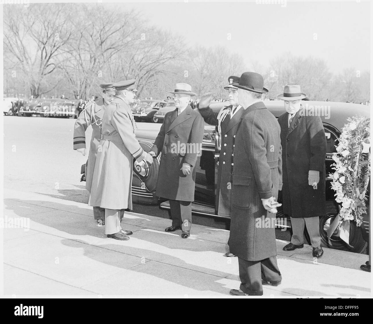 Dieses Foto zeigt Präsident Harry S. Truman, der am Lincoln Memorial in Washington D.C. zu Zeremonien zum Jahrestag von Abraham Lincolns Geburt eintrifft. Stockfoto