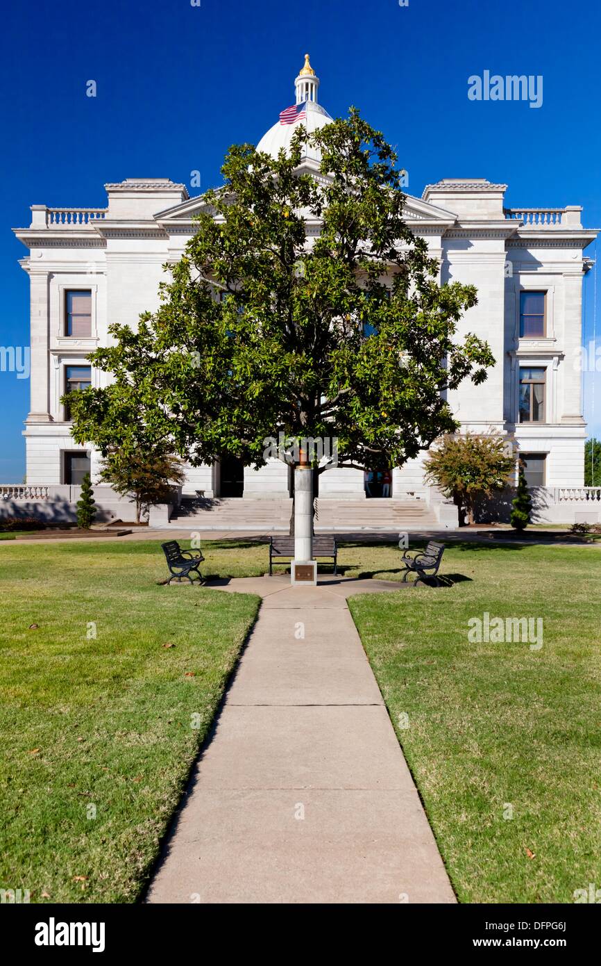 Ein einsamer Baum und die ewige Flamme der Freiheit auf dem Gelände der Arkansas State Capitol in Little Rock, Arkansas, USA Stockfoto