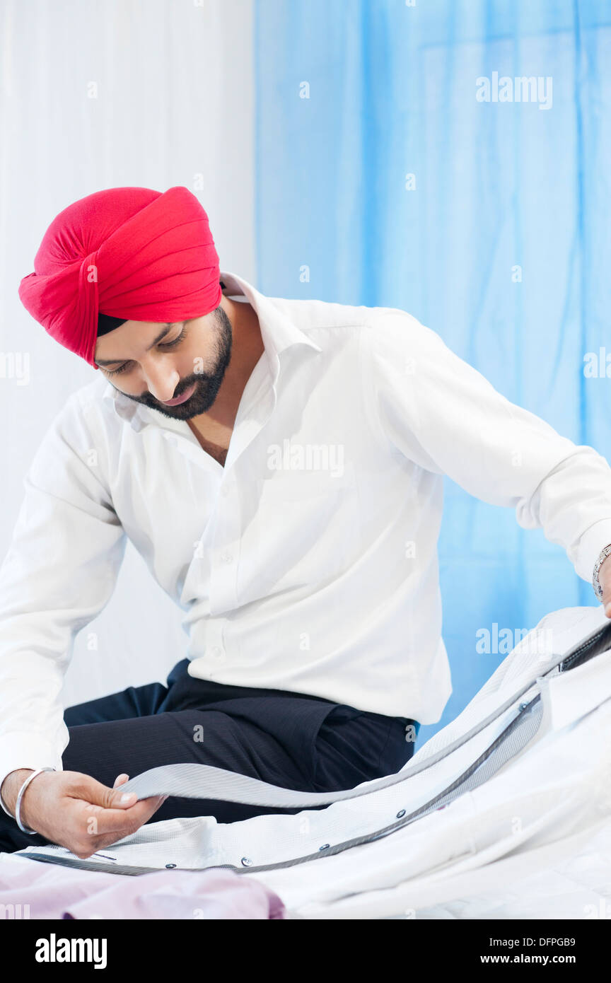 Sikh Mann eine Krawatte mit seinem Anzug passend Stockfoto