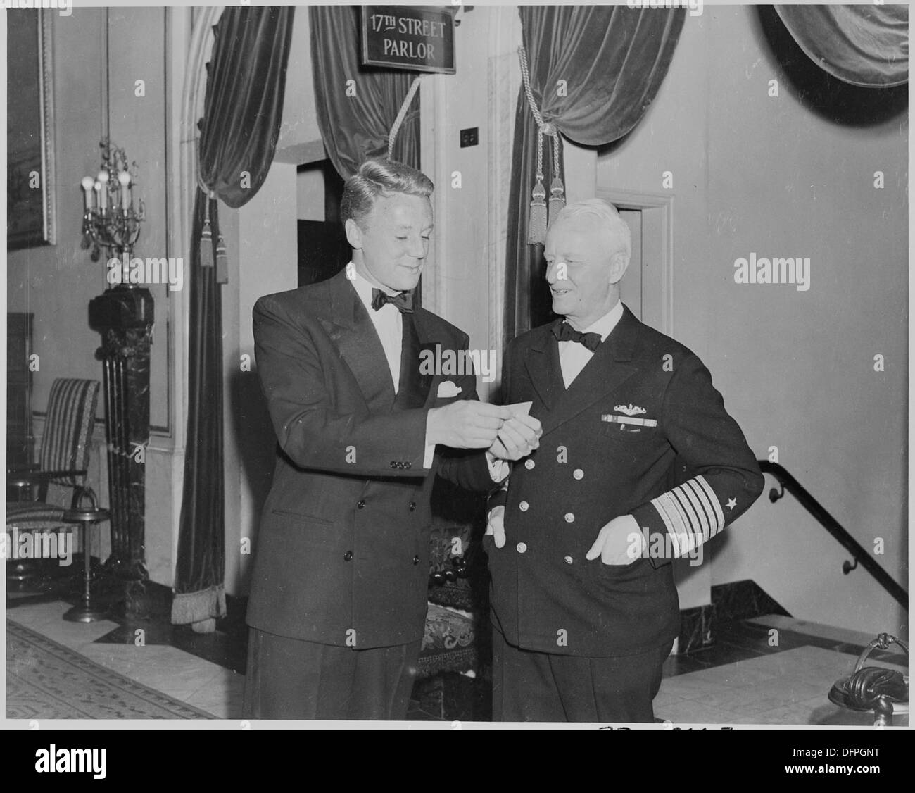 Ein Foto, das den Filmstar Van Johnson neben Admiral Chester Nimitz zeigt und einen Moment der Prominenz und der militärischen Führung während des 20. Jahrhunderts zeigt. Stockfoto