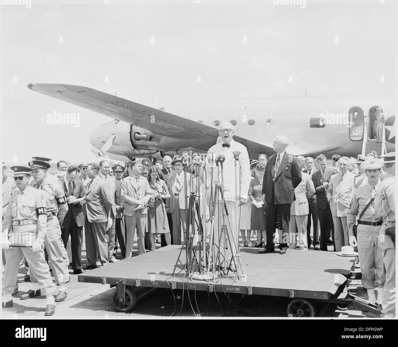 Dieses Bild zeigt Senator Tom Connally aus Texas, der eine Rede bei einer Flughafenzeremonie zum Abgang von Außenminister Dean Acheson hält. Das Foto zeigt einen Moment der politischen Geschichte der USA in der Zeit nach dem Zweiten Weltkrieg. Stockfoto