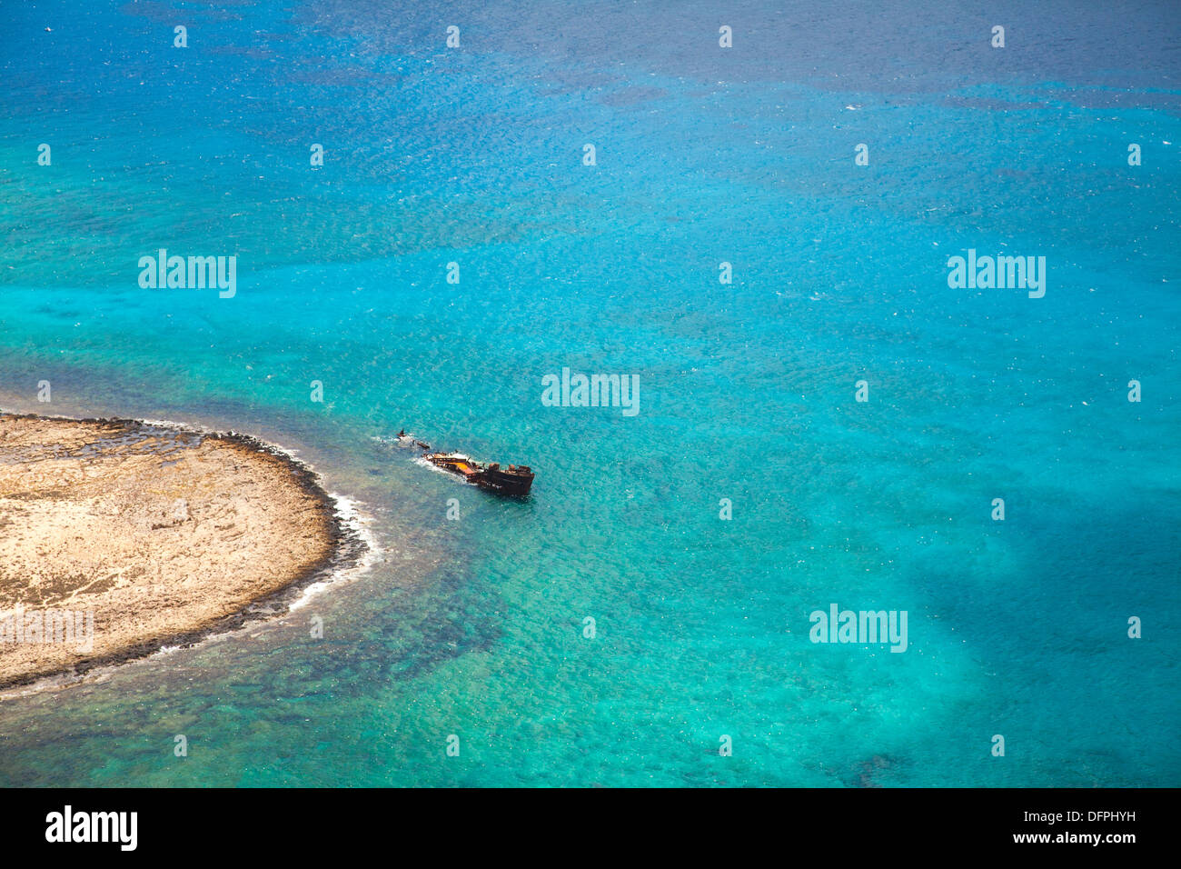 Altes Piratenschiff in der schönen Bucht in der Nähe von Gramvousa Insel, Kreta, Griechenland Stockfoto