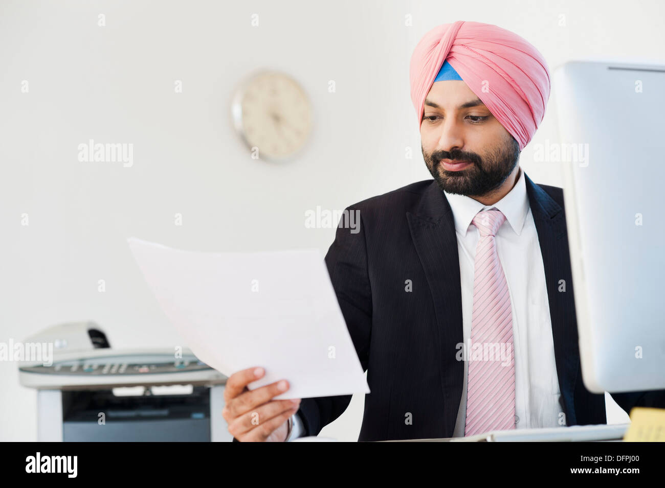 Geschäftsmann, Blick auf ein Dokument in einem Büro Stockfoto