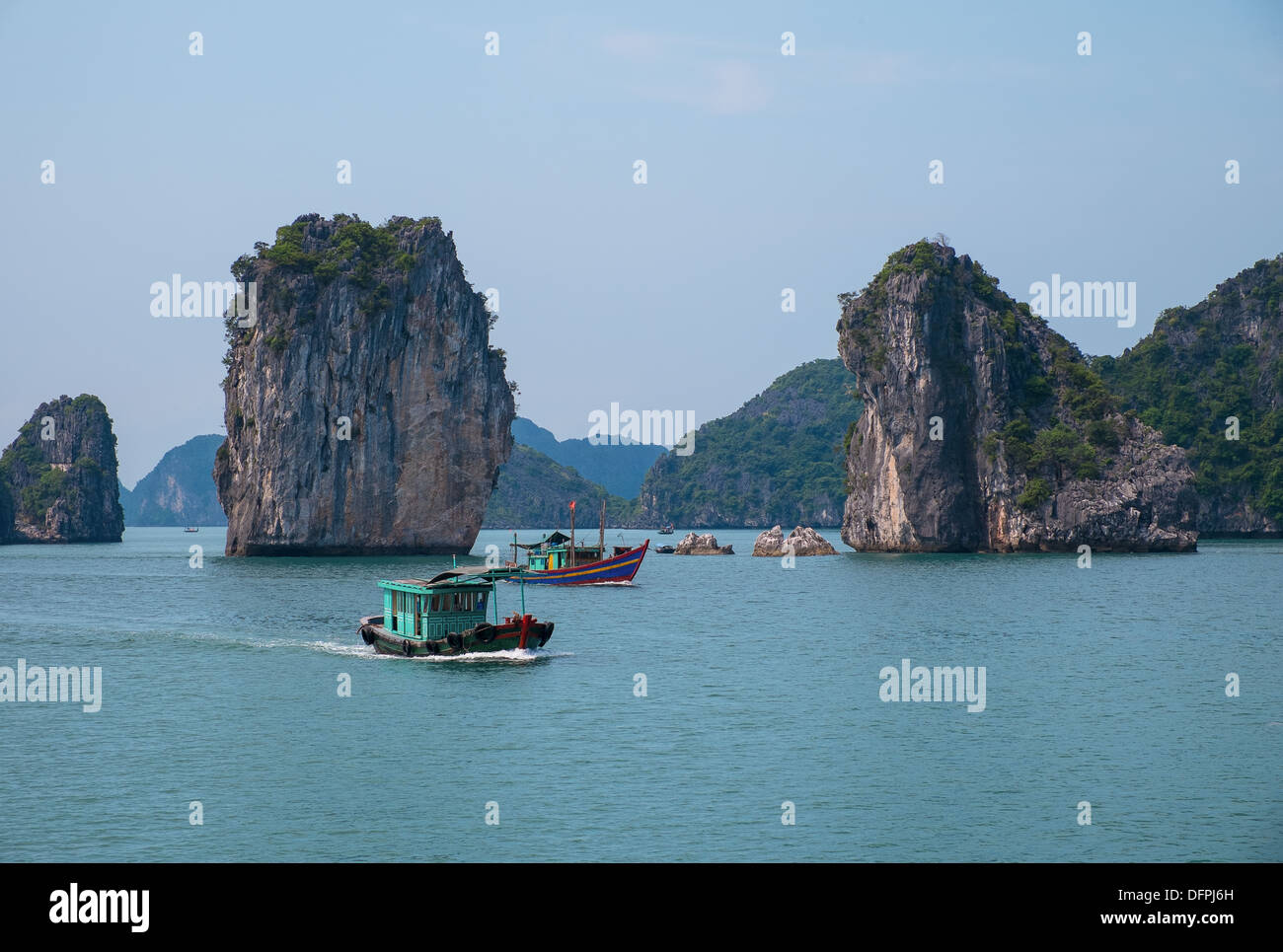 Felsigen Inseln und Boote in Halong Bucht, Vietnam, Südostasien Stockfoto