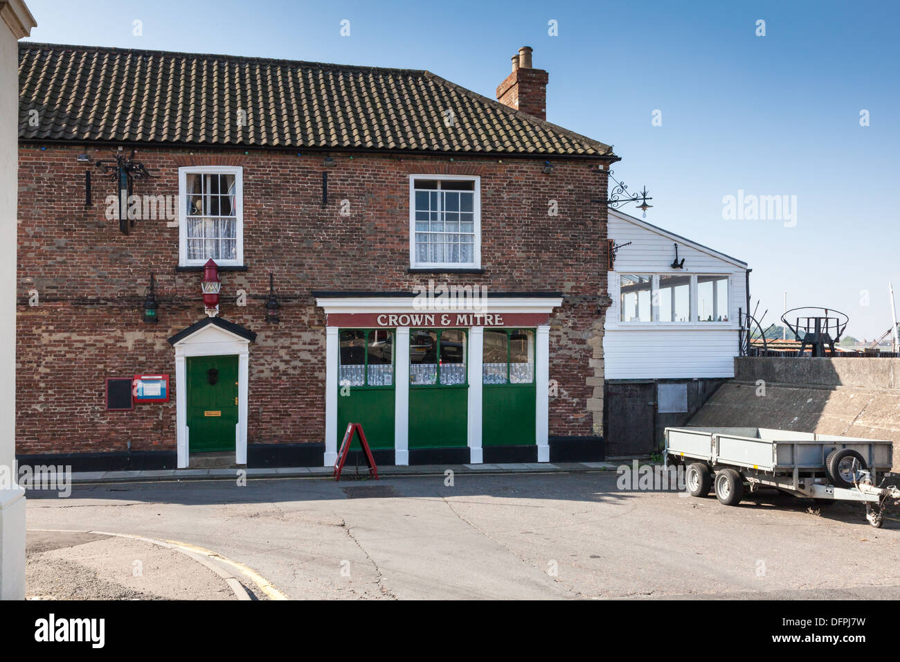 Der Krone und Mitra Quaysid Pub auf dem Fluss Great Ouse bei King's Lynn, Norfolk, Großbritannien Stockfoto