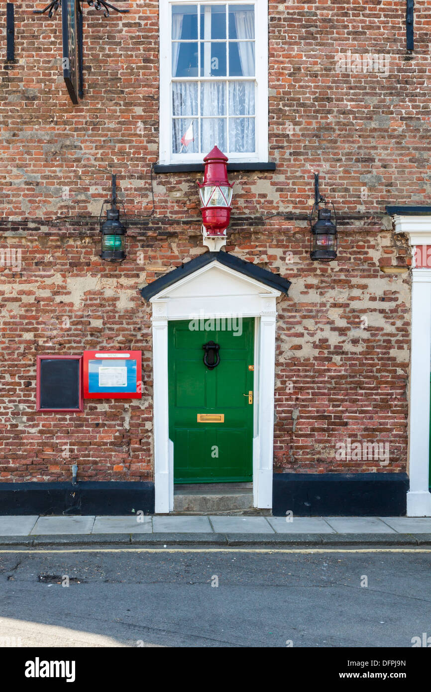 Der Krone und Mitra Quaysid Pub auf dem Fluss Great Ouse bei King's Lynn, Norfolk, Großbritannien Stockfoto