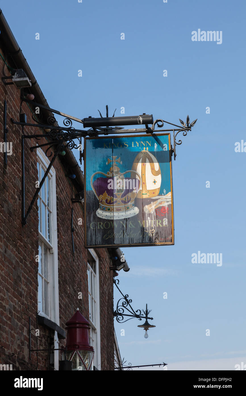Der Krone und Mitra Quaysid Pub auf dem Fluss Great Ouse bei King's Lynn, Norfolk, Großbritannien Stockfoto