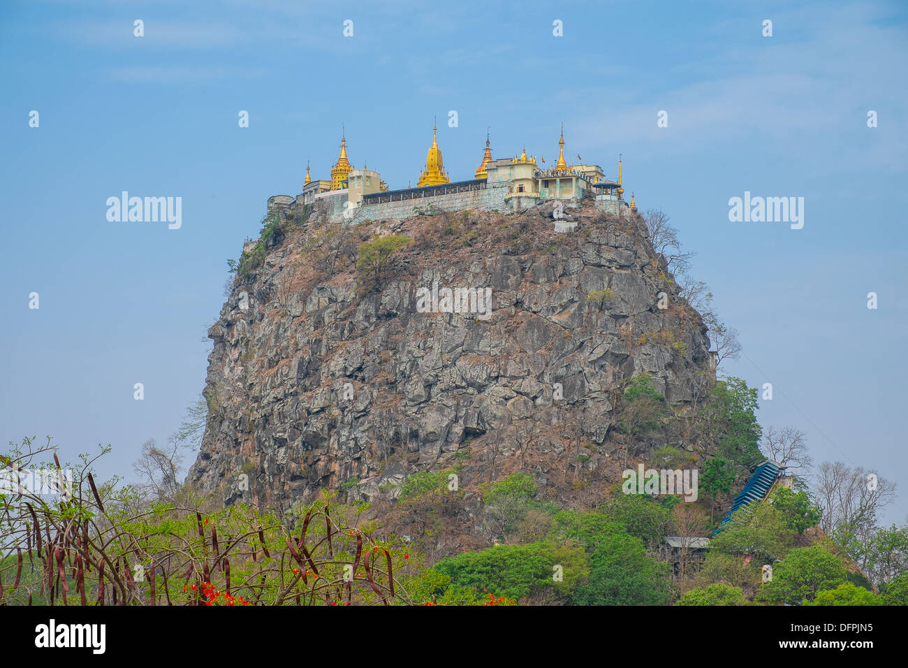 Mount Popa Tempel thront unglaubliche Kloster oben auf der Klippe, Myanmar Stockfoto