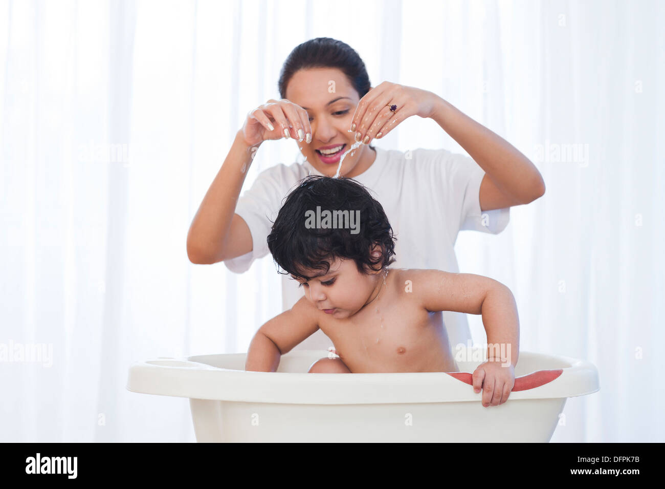 Frau, Bad zu ihrem Sohn Stockfoto