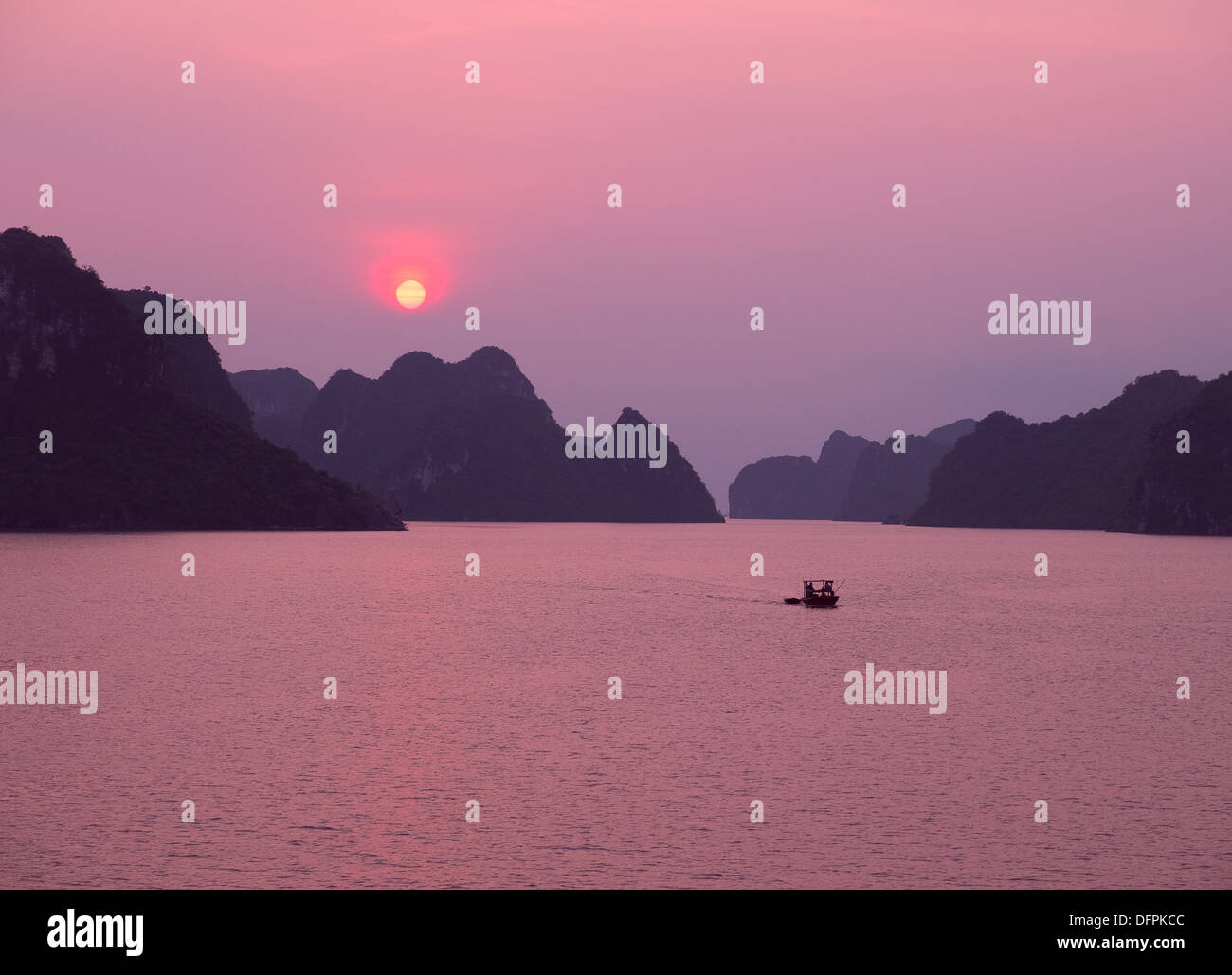 Lila Sonnenuntergang in Halong Bucht, Vietnam, Südostasien Stockfoto