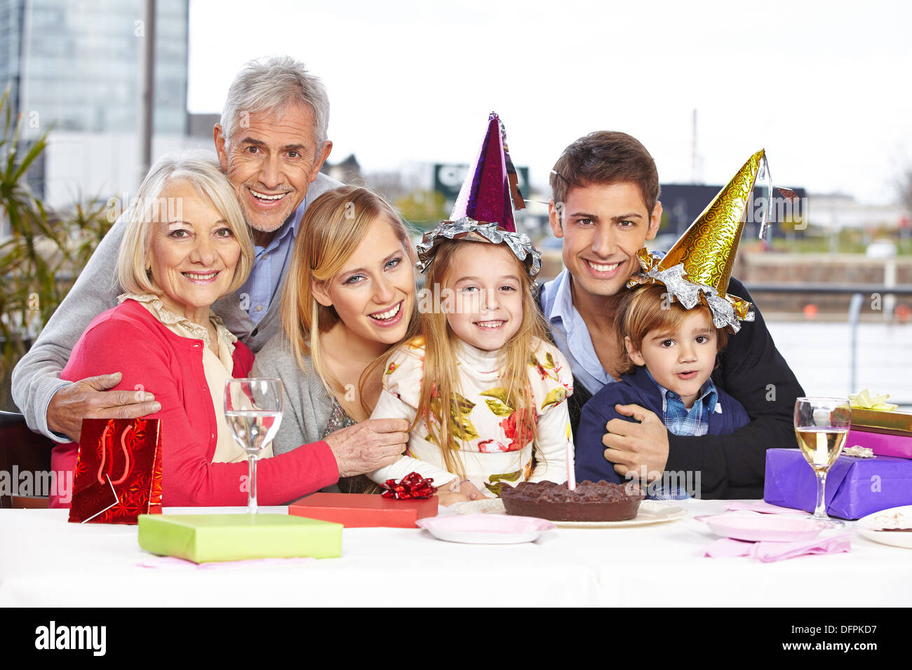 Zwei glückliche Geschwister feiern ihren Geburtstag mit Familie Stockfoto