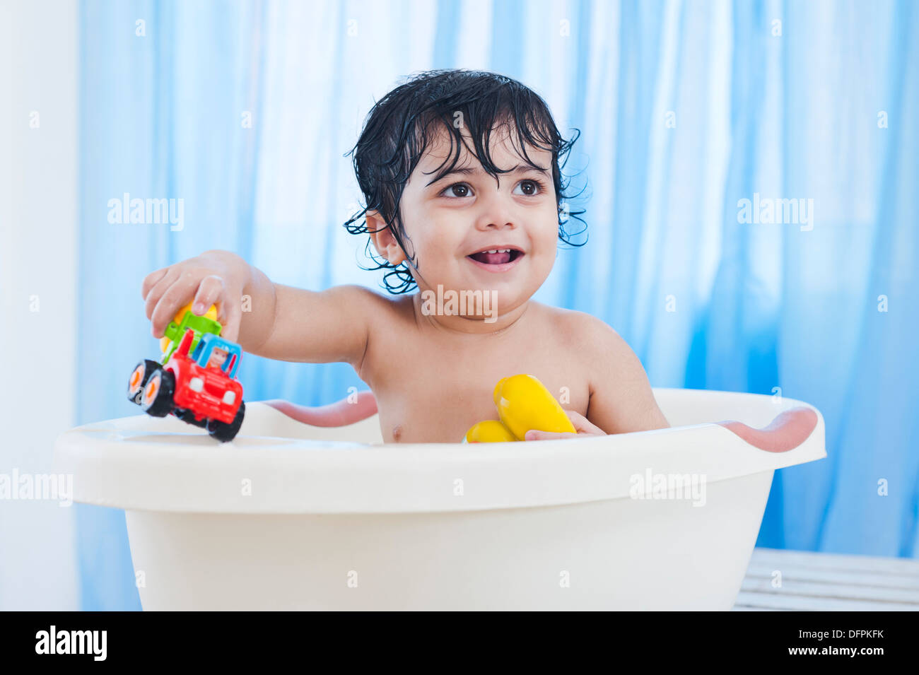 Jungen spielen mit Spielzeug in der Badewanne Stockfoto