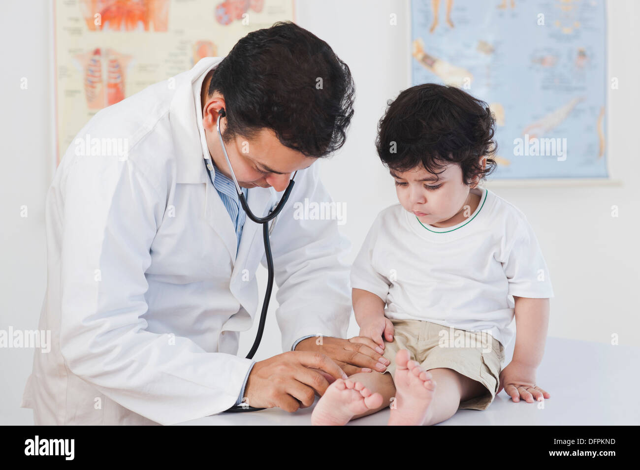 Arzt untersucht ein Baby boy Stockfoto